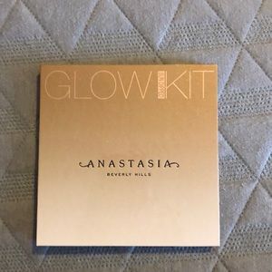 Anastasia Beverly Hills    Glow Kit